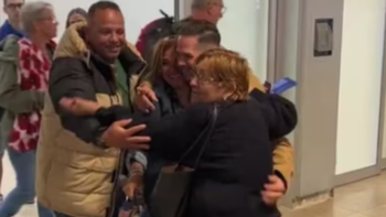 Viral: una mujer se confundió de hijo y abrazó a otro hombre en el aeropuerto