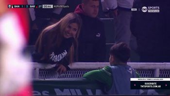 Viral en redes: ¿Se desconcentró el alcanzapelotas de Banfield?