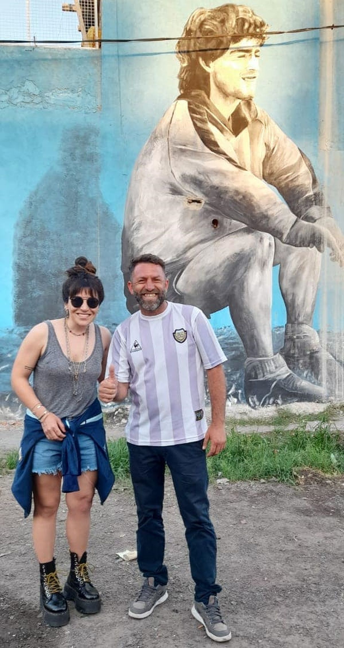 Gianinna visitó el mural de Diego Maradona en Villa Fiorito.
