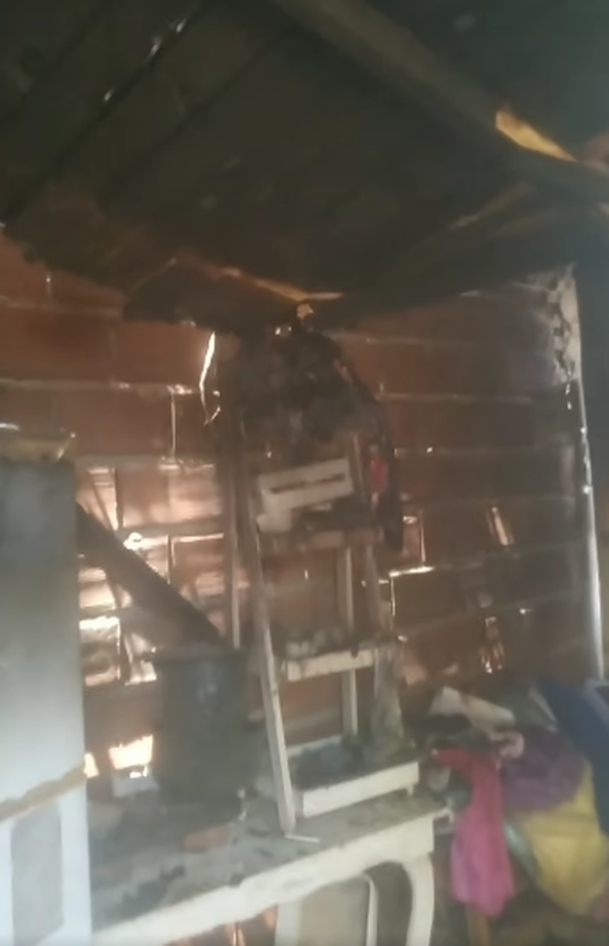 El incendio provocó graves destrozos en la precaria vivienda de Ezeiza.  