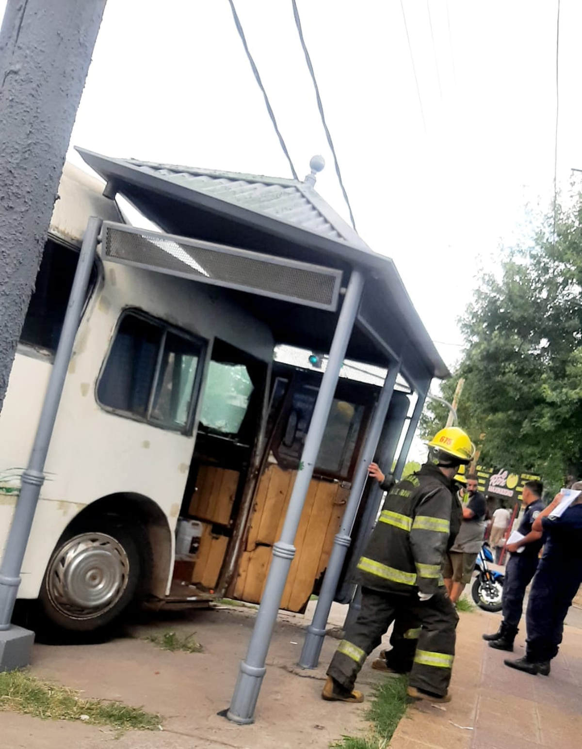 La parada de colectivos se encuentra ubicada en la Avenida Hipólito Yrigoyen y Belgrano, Longchamps.