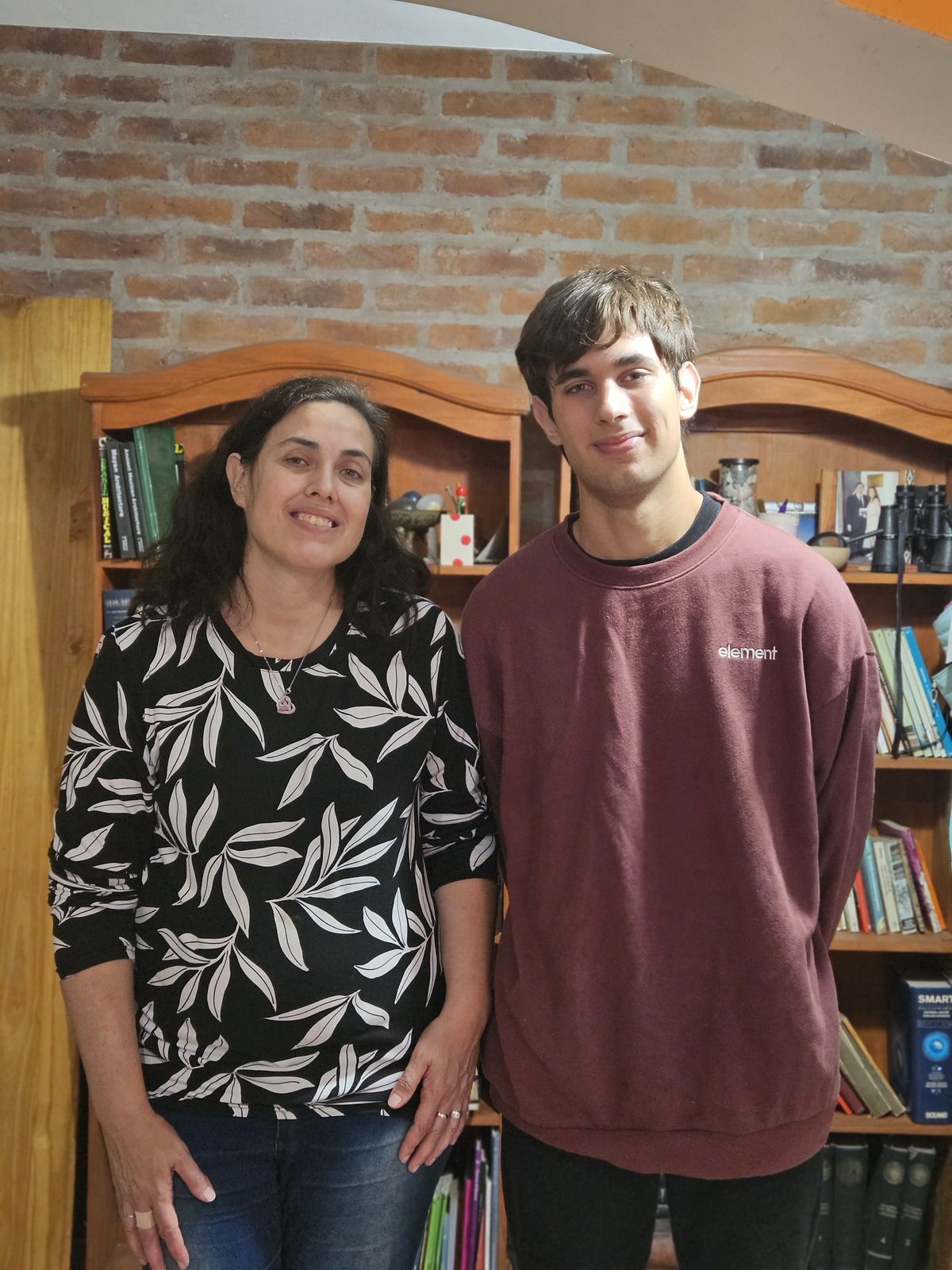 Santiago junto a su mamá.