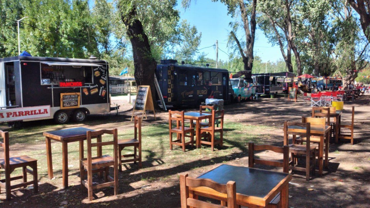 Encuentro de food trucks en la Laguna del Ojo en San Vicente.