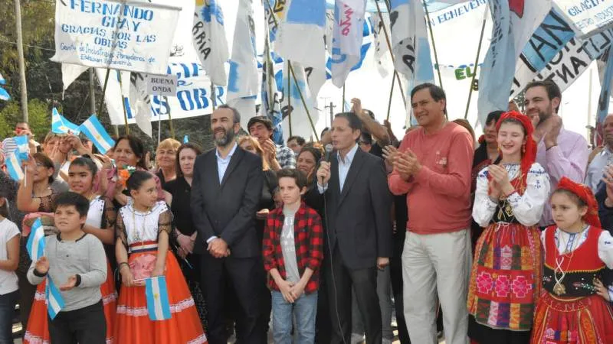 El intendente Fernando Gray y los vecinos el día de la habilitación de la obra.