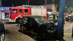 fuerte choque en temperley: rescataron a un conductor atrapado tras chocar contra un poste