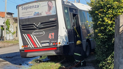 esteban echeverria: un colectivo impacto contra una casa y hubo heridos