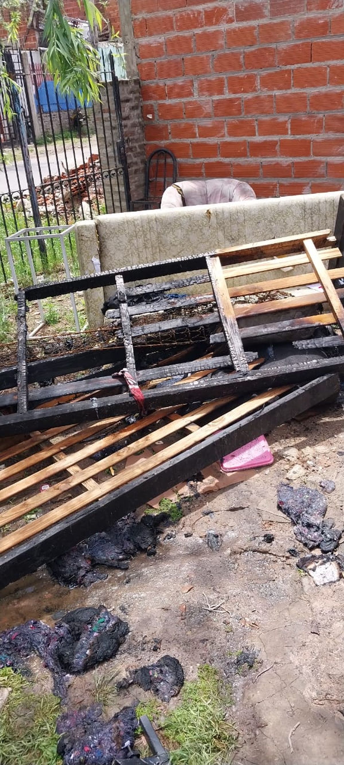 El incendio destrozó la estructura de la casa en Lomas de Zamora y los muebles. 