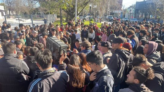 El skatepark de la estación de Monte Grande se llenó de participantes y espectadores durante la competencia de aura.