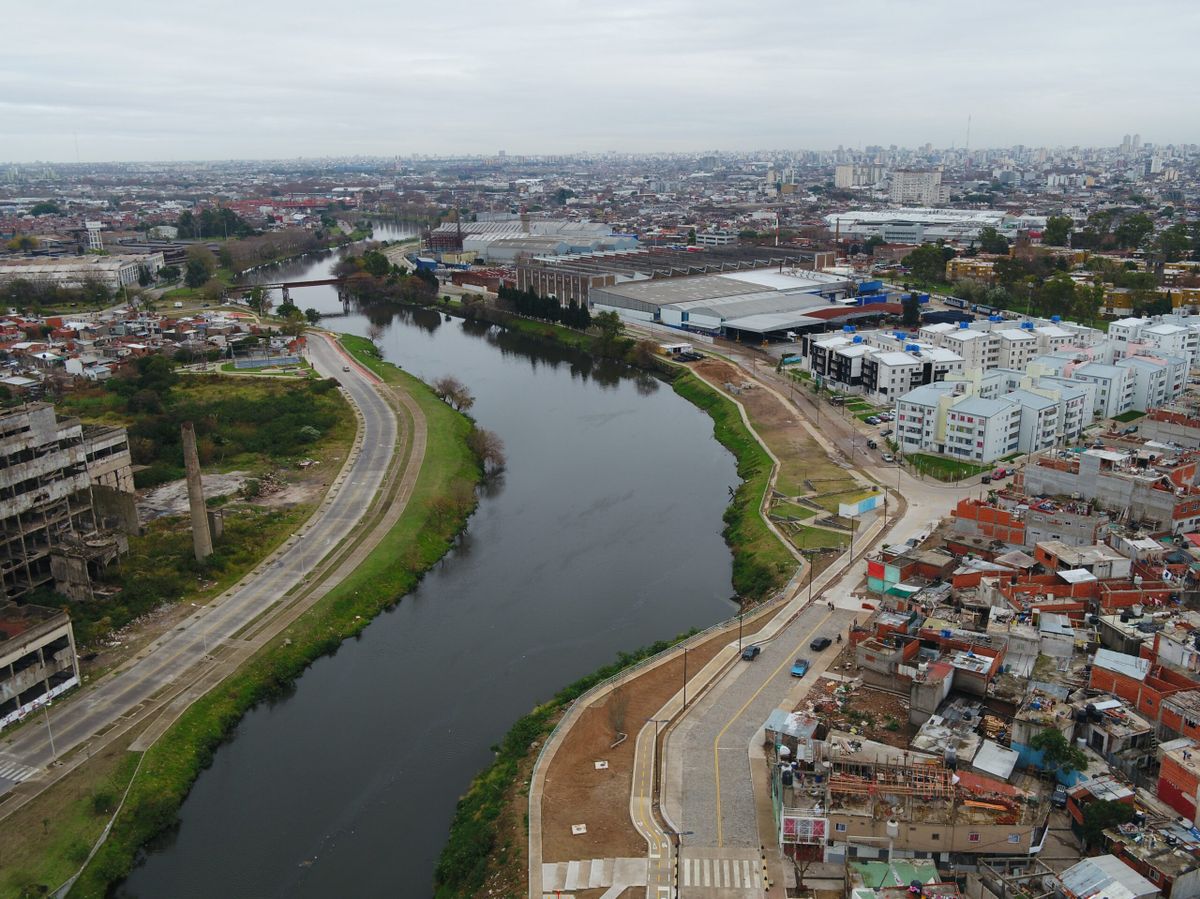 Vecinos de La Boca denuncian el regreso del olor a azufre en el Riachuelo tras a&ntilde;os de mejora en la cuenca.