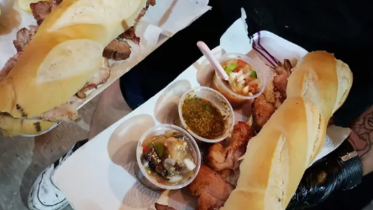 Ezeiza: un vecino prepara parrilladas para ayudar a familias que lo necesitan este 31 de diciembre