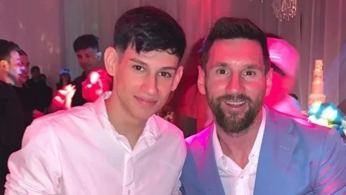 Messi en el 15 de su sobrina: lo recibió una multitud y lo filmaron bailando
