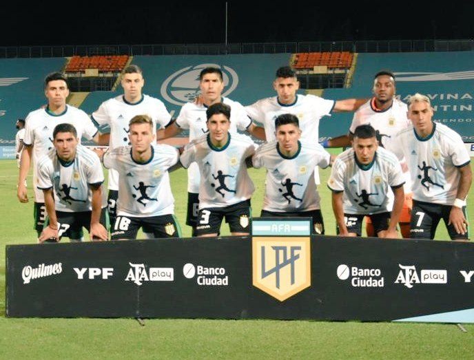 Banfield salió a la cancha con una camiseta especial en homenaje a Diego Maradona.