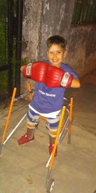 Todos por Nahuel: tiene 9 años, es de Burzaco y necesita una ayuda para volver a caminar