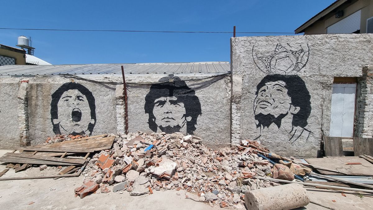 El crecimiento deDiego Maradona reflejado en una pared del club de Villa Fiorito que lo vionacer.