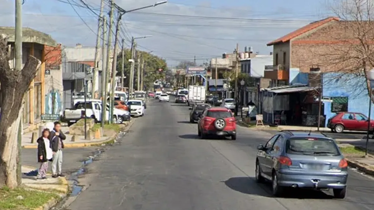 El hecho ocurrió en la esquina de Martín Rodríguez y Bilbao La Vieja, en Villa Centenario, donde el joven fue atropellado y el conductor escapó sin asistirlo.