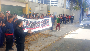Los trabajadores de la planta de Cerámica Lourdes en Burzaco protestan en CABA