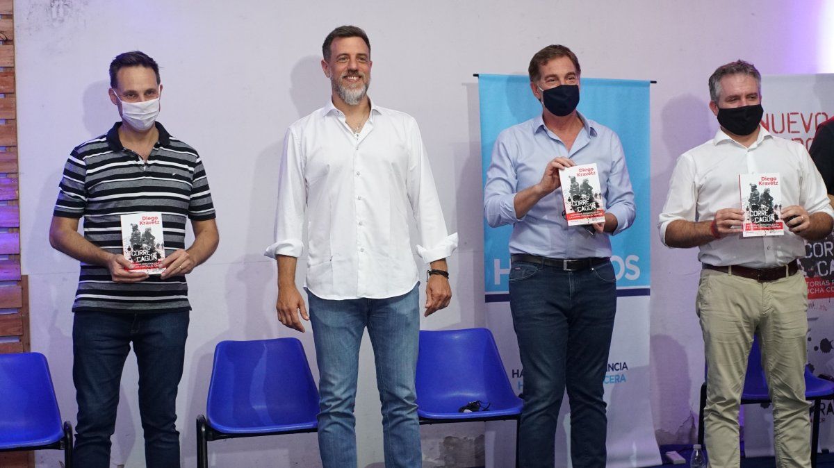 Vi&ntilde;uales en un acto en Lomas junto a Kravetz y Santilli en febrero pasado.