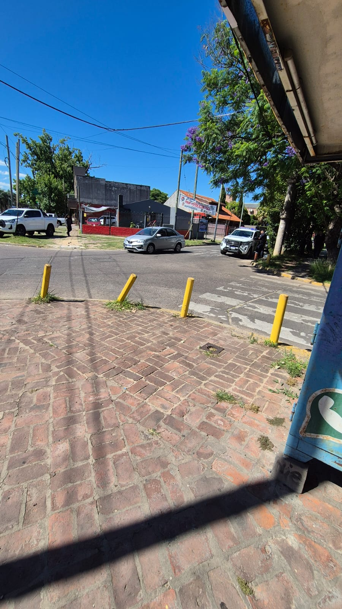 El ciclista se golpeó con los postes de protección de la esquina. El ciclista se golpeó con los postes de protección de la esquina.