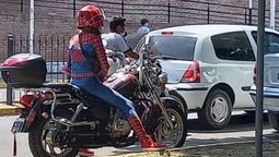Insólito: encontraron un Spider-Man motoquero de Ezeiza