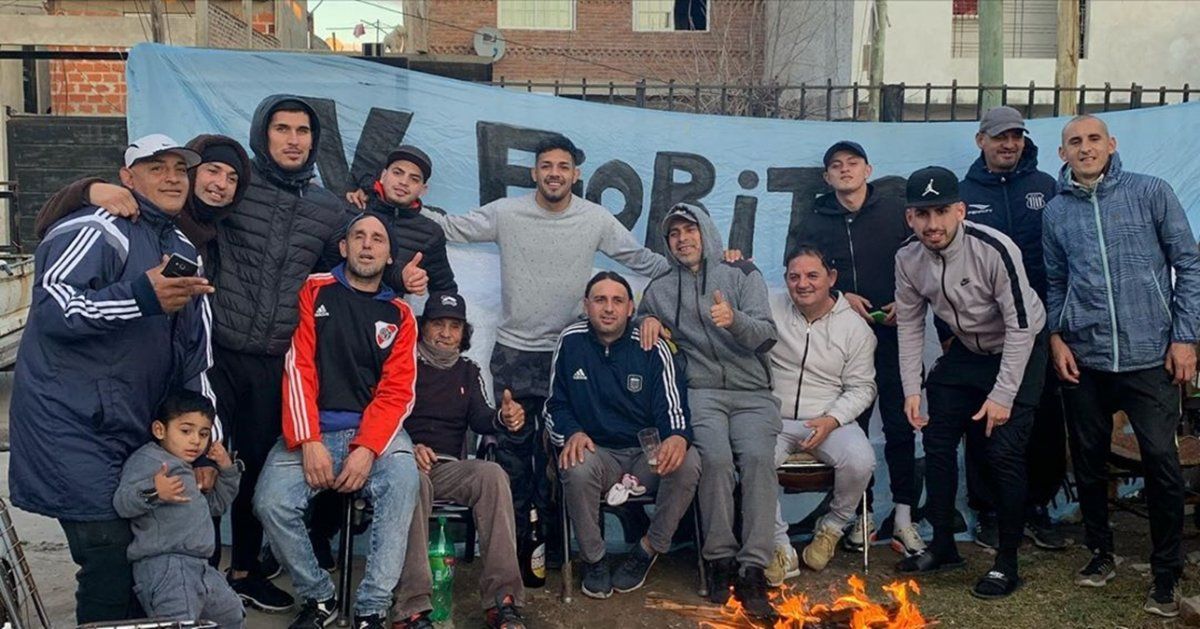 Facundo Medina en Lomas de Zamora, con vecinos de Villa Fiorito.