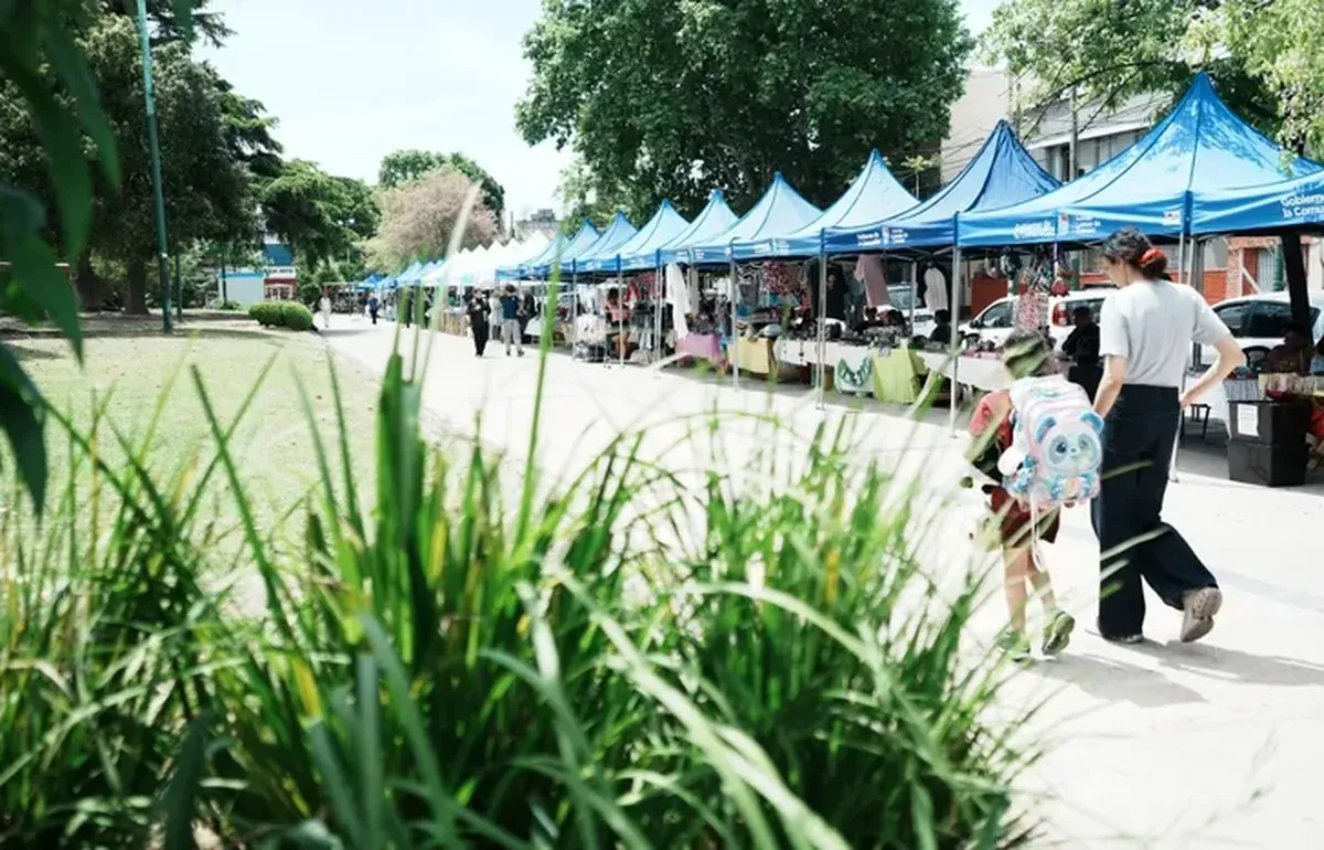La jornada en la Plaza Libertad será abierta a la comunidad y convocan a asistir con currículum para acceder a oportunidades laborales y capacitaciones.