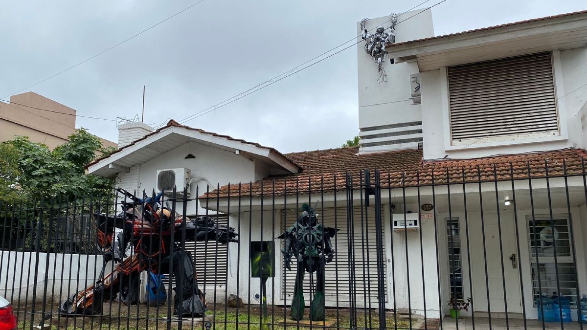 Una casa de Adrogué se volvió viral por tener Transformers en la entrada: la historia que hay detrás