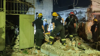 Explosión y derrumbe en Lanús: rescataron a una mujer de los escombros.