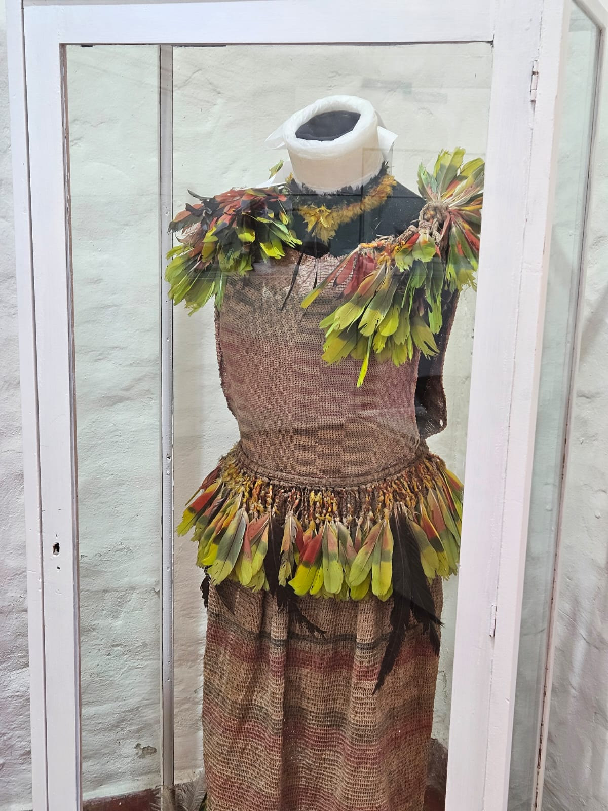 Un vestido de novia de los pueblos originarios, uno de los elementos que se puede apreciar en el lugar.