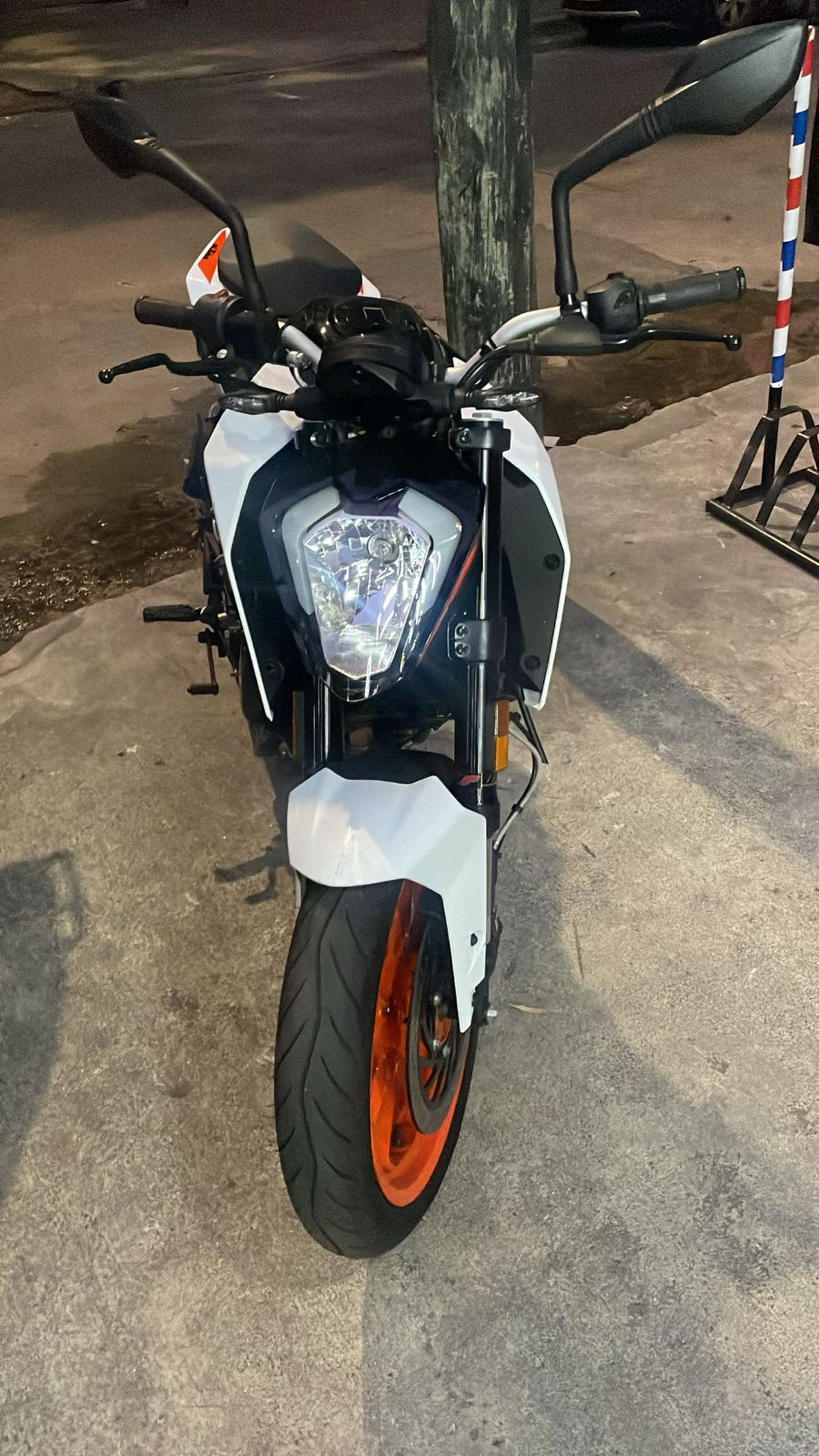 La moto que intentaba robar el joven de 20 años en Lanús.