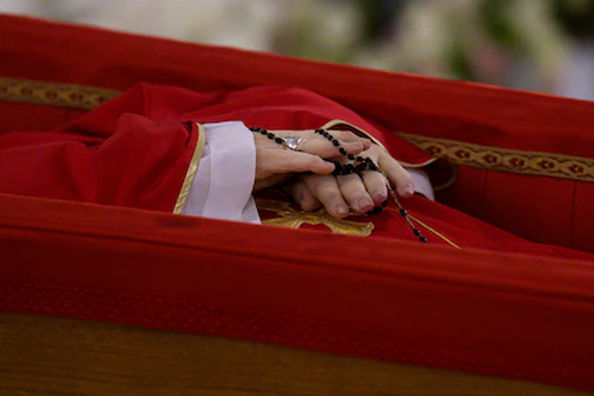 El cuerpo de Francisco lleva un rosario negro entre sus manos, s&iacute;mbolo de su profunda devoci&oacute;n mariana.