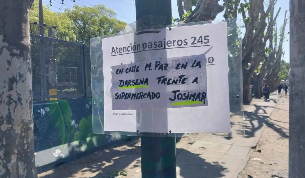 Cartel que colocaron en la parada de la línea 245.