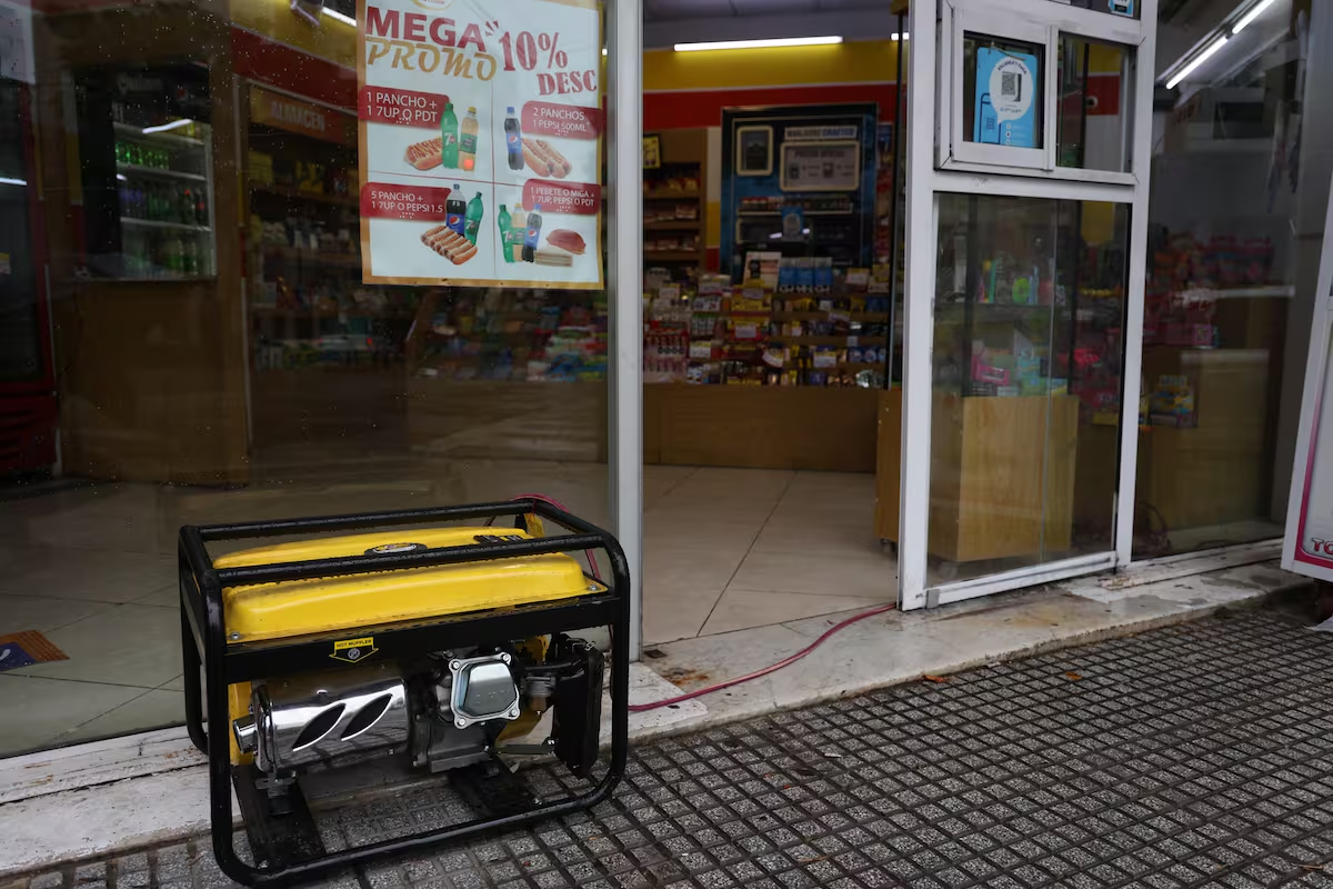 Ante el corte de luz, los comerciantes de Monte Grande comenzaron a poner grupos electrógenos.