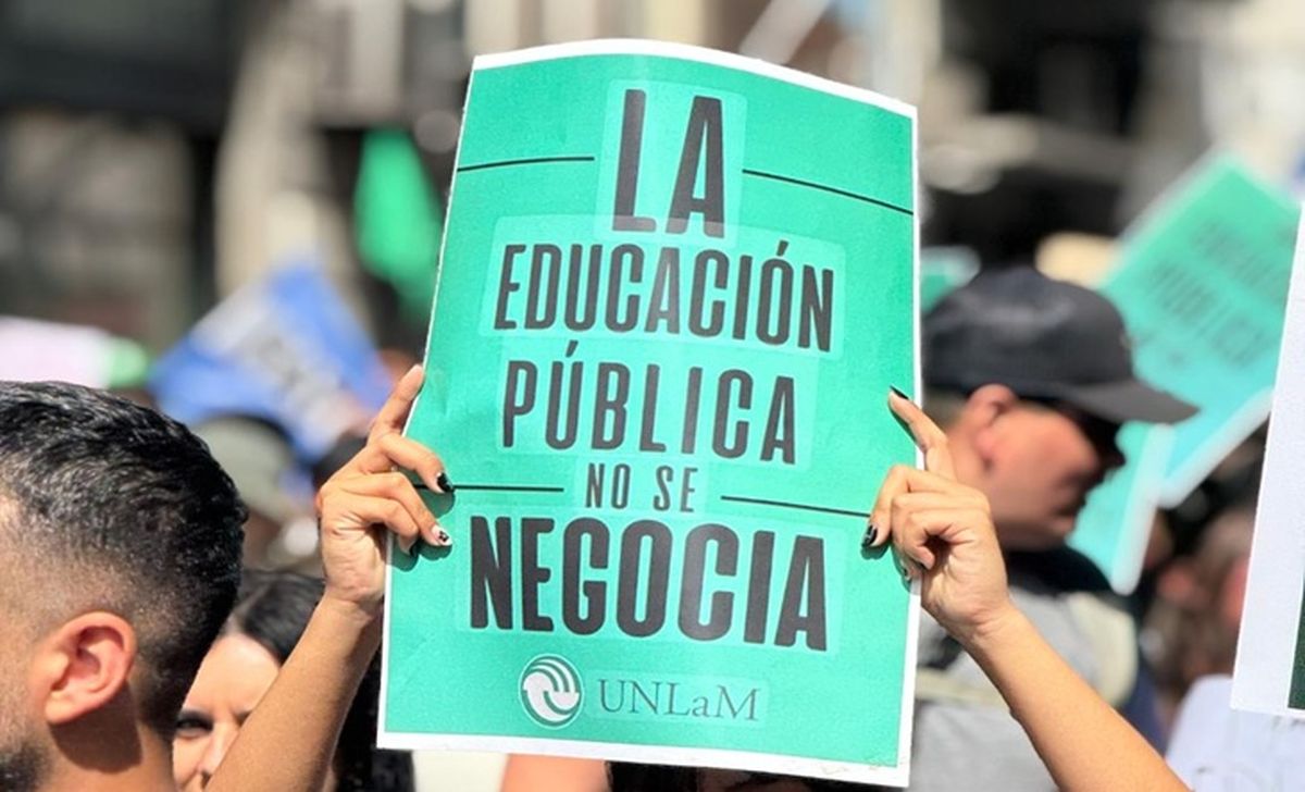 Docentes y nodocentes realizan un paro total en la UNLa en el marco de una jornada nacional de protesta por financiamiento y salarios.