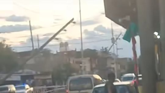 Apagón en 9 de Abril: el fuerte viento derribó varios postes y dejó a vecinos sin luz