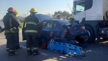 Grave choque entre un camión y un auto en Longchamps: cuatro heridos