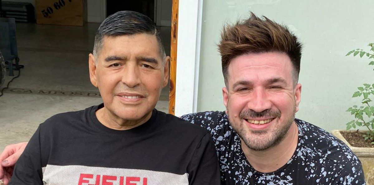 Inmortal. El peluquero de Monte Grande, Matías Rodríguez, junto a Diego Maradona.