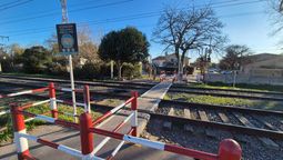 vecinos de longchamps cortan las vias porque trenes argentinos retiro un guardabarrera: es un peligro