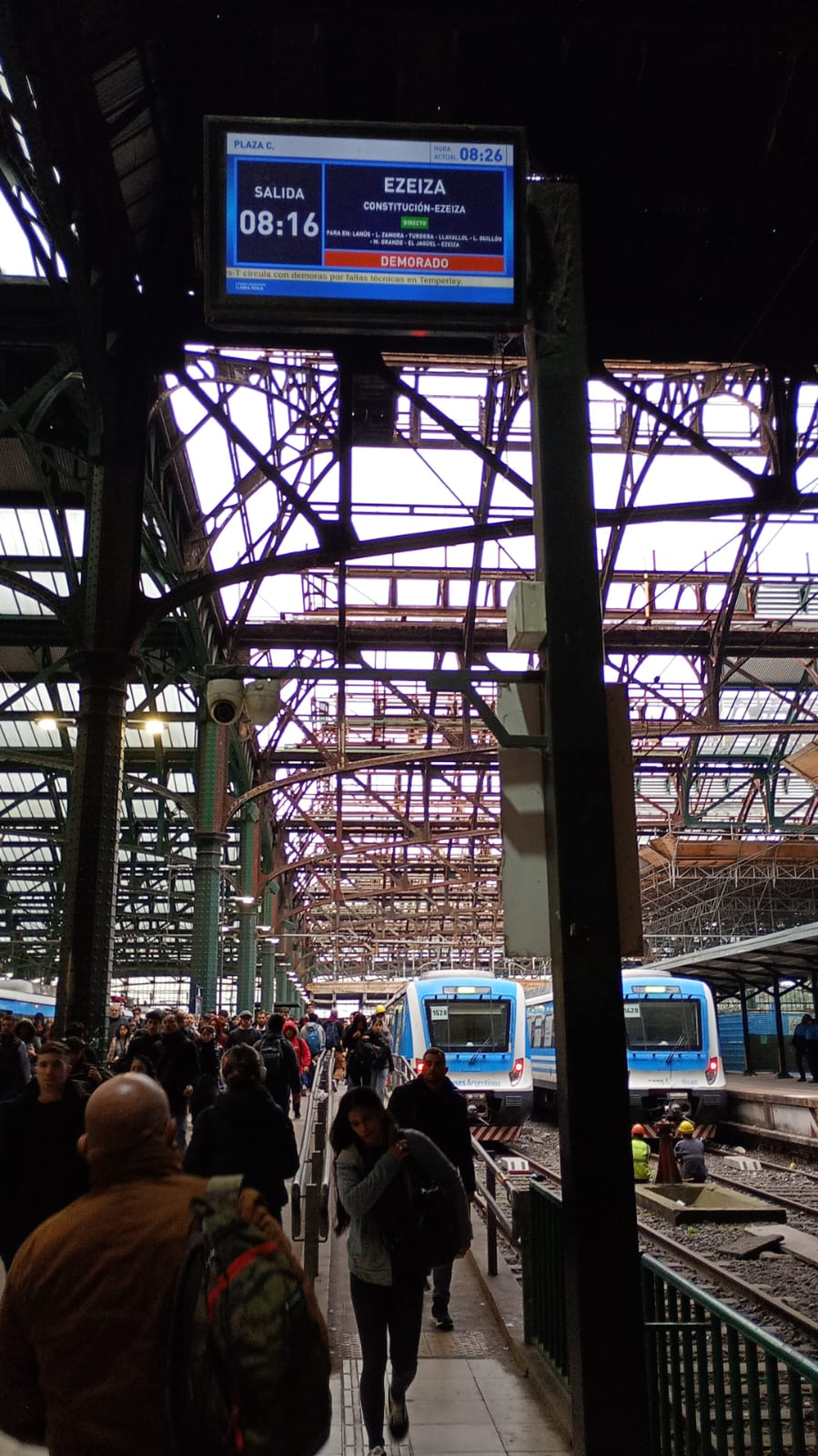 Hay trenes que presentan demoras. 