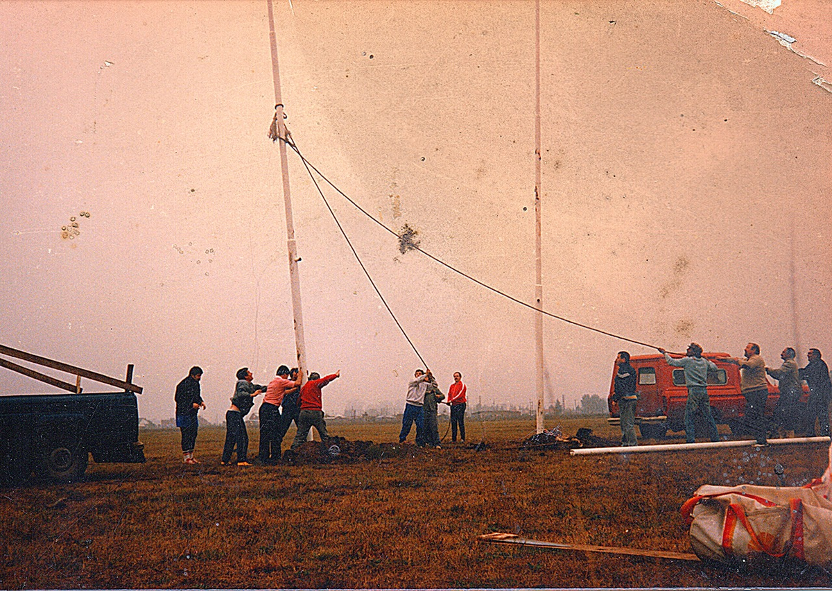 Foto de 1987, cuando se colocaron los palos en la cancha N°1 del Monte Grande Rugby Club.