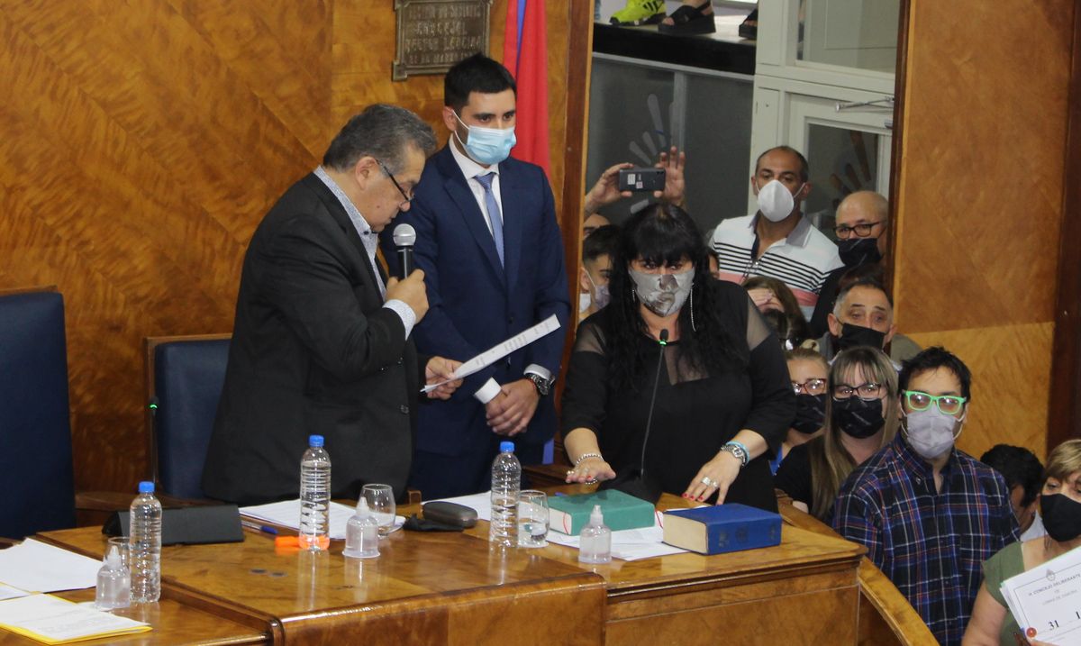 Sandra Ferreyra, aliada del oficialismo, toma juramento.