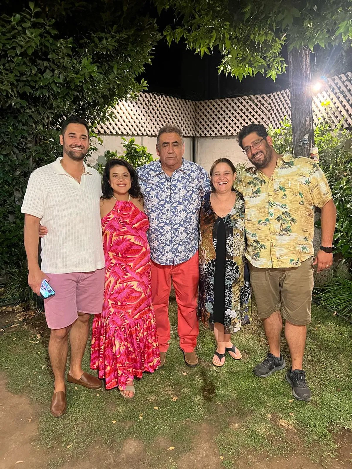 El sacerdote junto a su familia, en Chile.