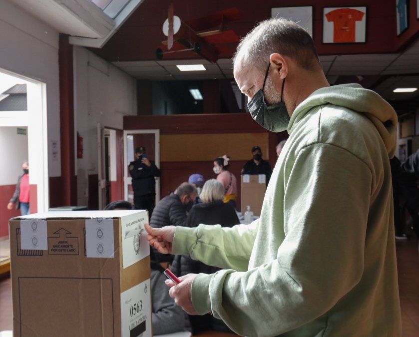 El intendente de Lomas de Zamora, Martín Insaurralde, votando en el Colegio Balmoral de Banfield.