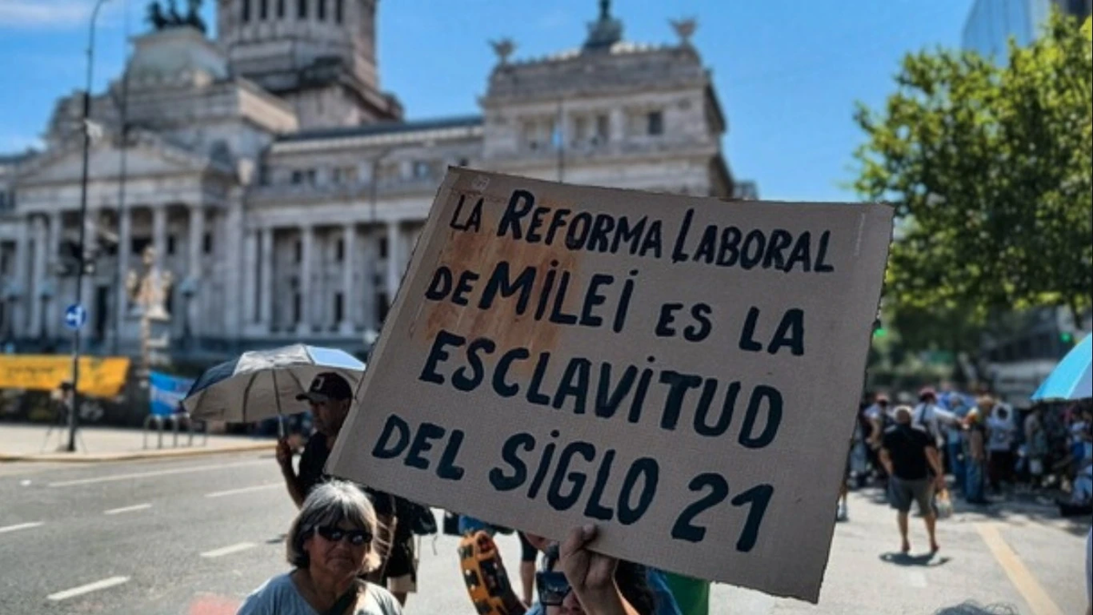 La reforma laboral generó protestas durante su tratamiento. 