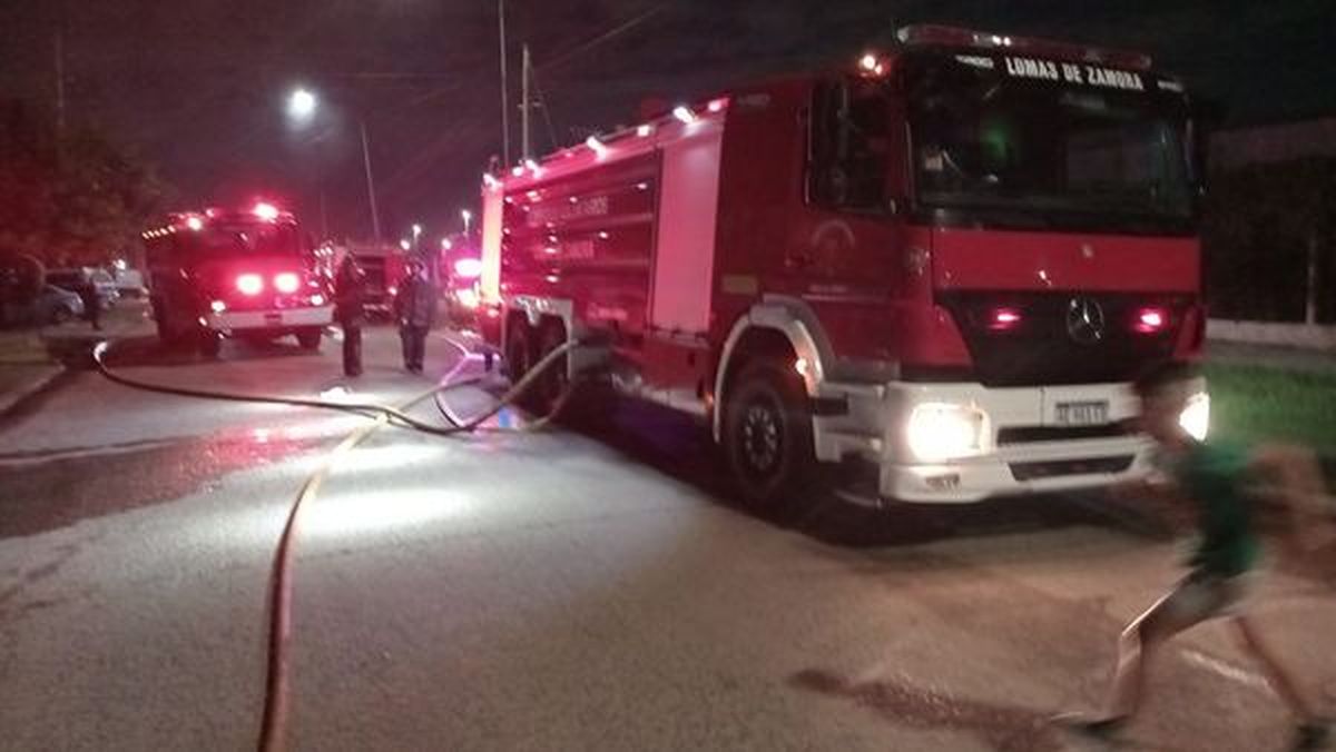 Los Bomberos de Lomas de Zamora trabajaron en el lugar del incendio.