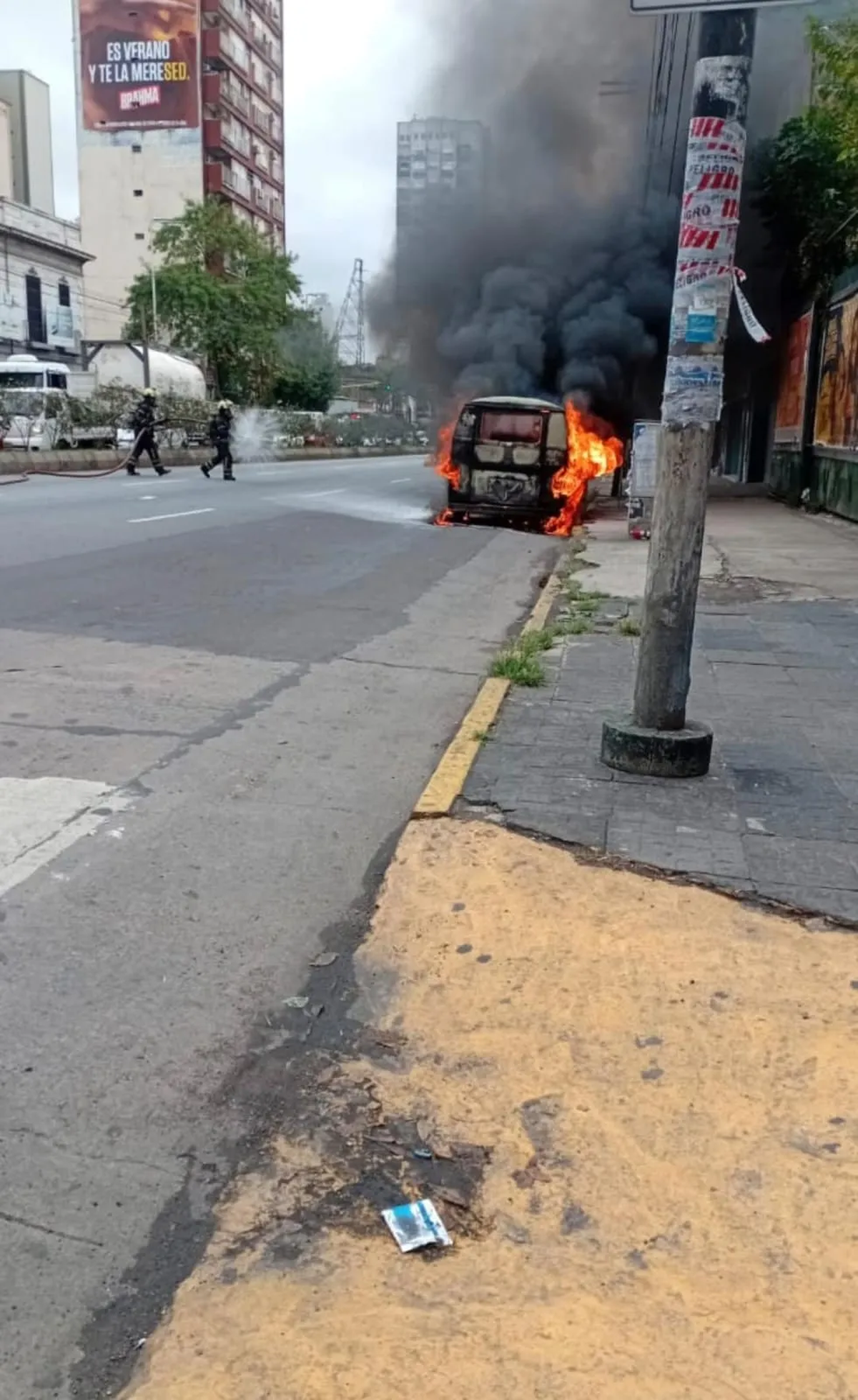 El auto incendiado en Lanús. El auto incendiado en Lanús.