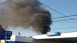 incendio en un deposito de una ypf en lanus: evacuaron vecinos de la zona