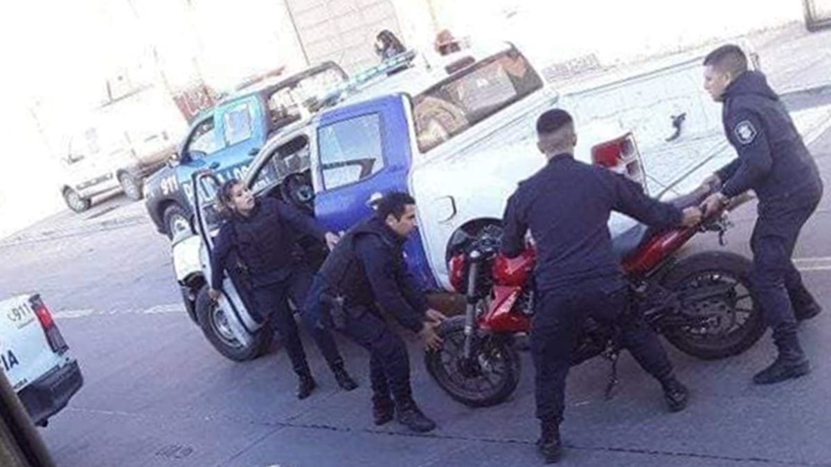 La Policía incauta una de las motos de los delincuentes tras la persecución en Lomas de Zamora.
