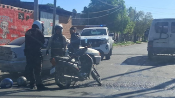 Almirante Brown: choque entre un auto y una moto en San José