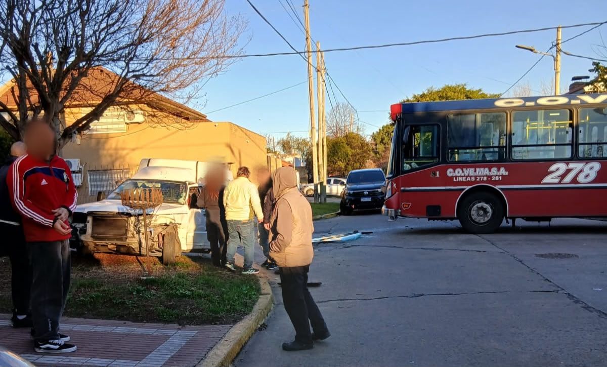 El choque ocurrió en la esquina de Capdevila y Miguel Cané, frente a la parroquia El Buen Pastor.