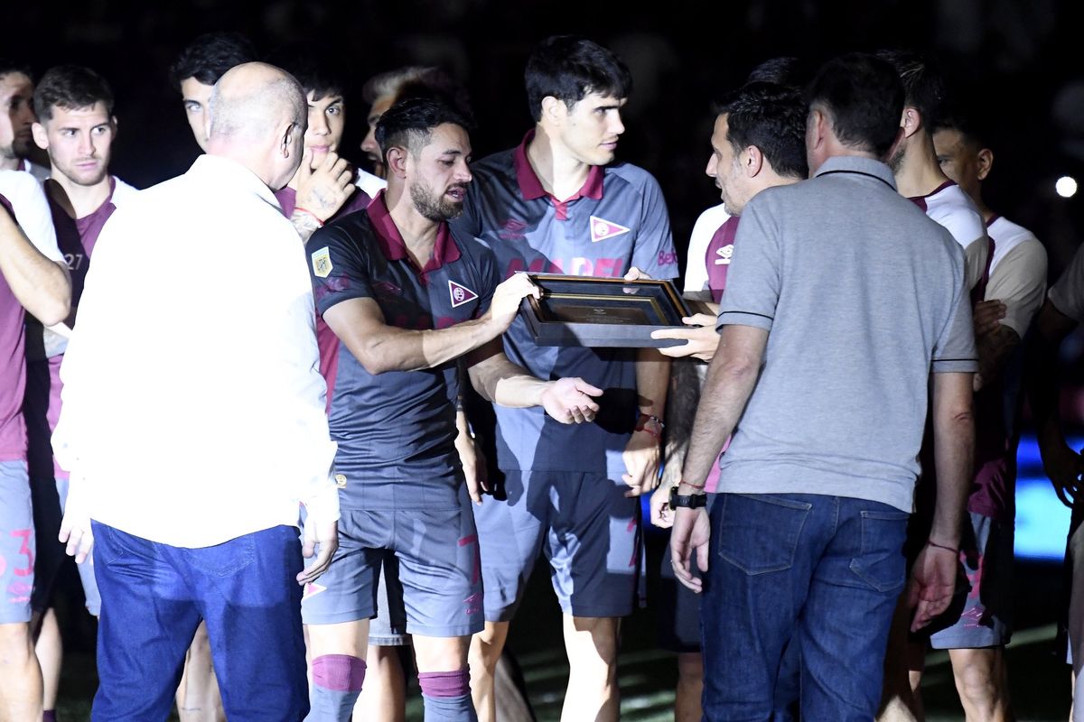 El intendente de Lanús entregó la placa a Laucha Acosta en la Fortaleza. El intendente de Lanús entregó la placa a Laucha Acosta en la Fortaleza.